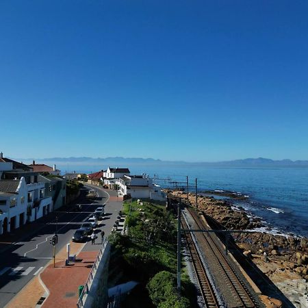 Modern Beach Apartment By Open Home Kalk Bay Exterior foto