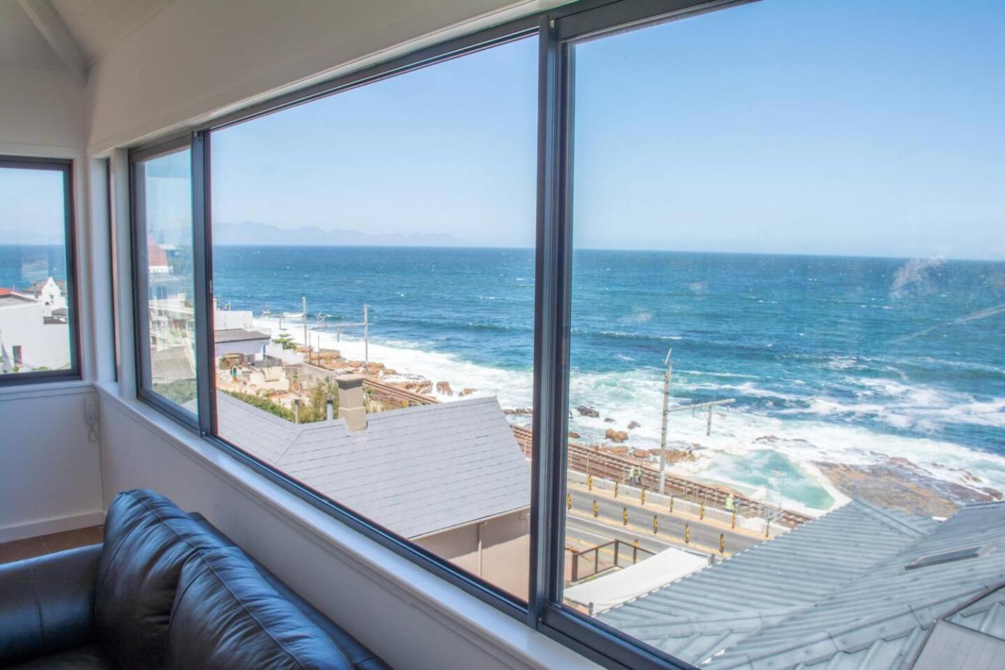 Modern Beach Apartment By Open Home Kalk Bay Exterior foto